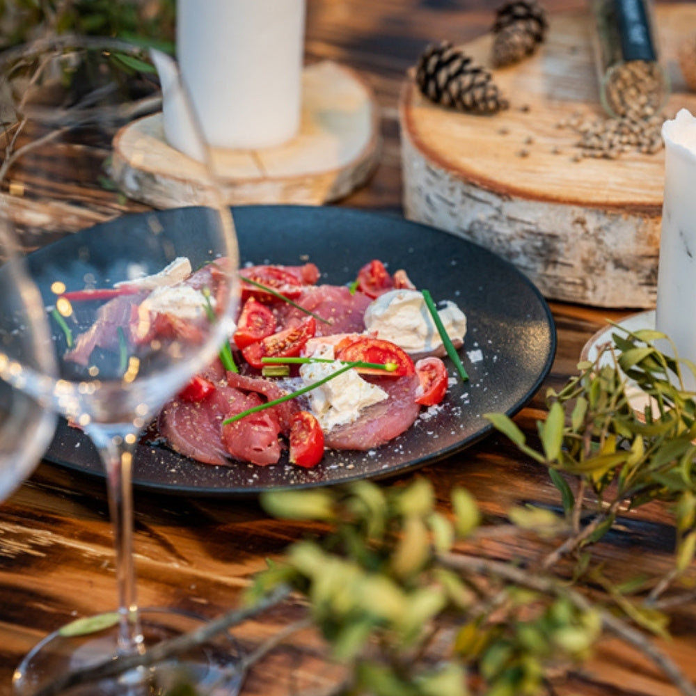 Carpaccio z tuňáka s burrata, cherry rajčaty a bílým Kampotským pepřem