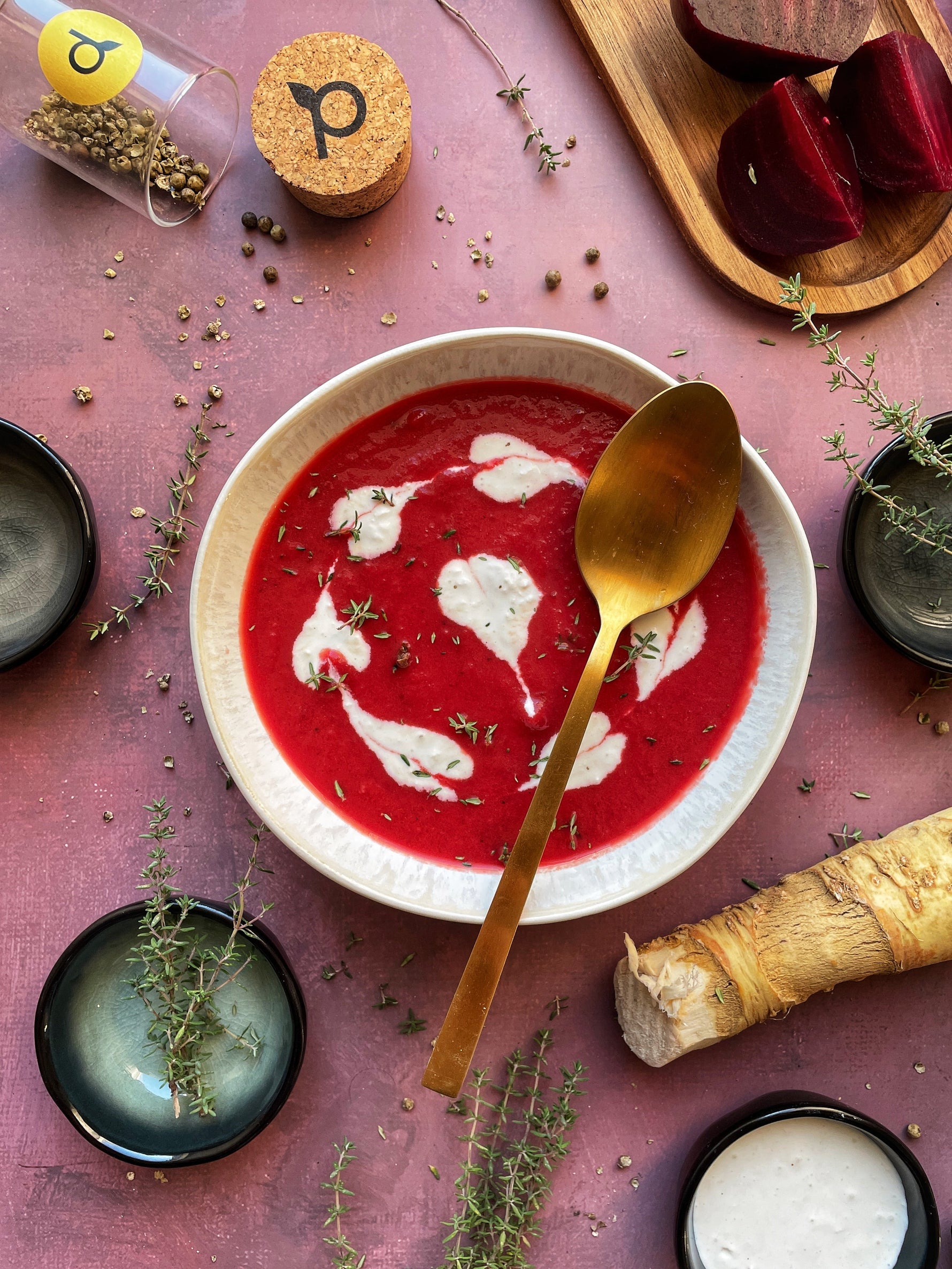 Řepová polévka s křenem a vločkami fermentovaného Kampotského pepře